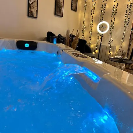 Lägenhet Cosyfull Centre Jacuzzi *